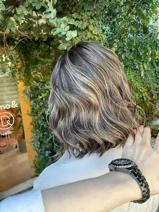 ミディアム 白いハイライト🤍 タナカリョウスケのヘアスタイル