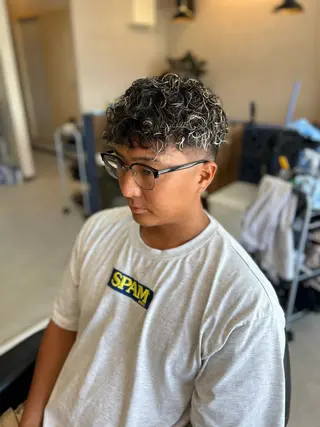 カラー パーマ メンズ 伊禮 海凪のヘアスタイル