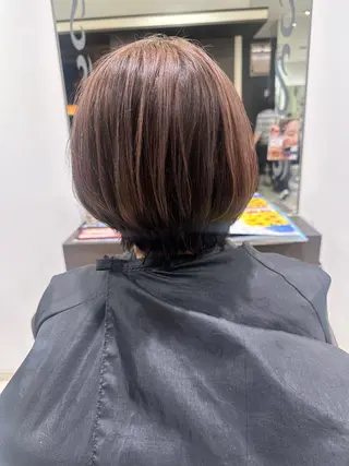 ショート レイヤー 艶々カラーのヘアスタイル