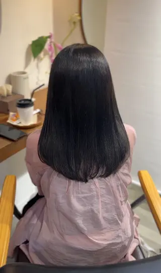 セミロング 塩川ももこ/ 自然な縮毛矯正のヘアスタイル
