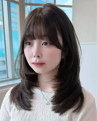 セミロング 表参道小顔カット前髪 割れ改善クロスパーマのヘアスタイル