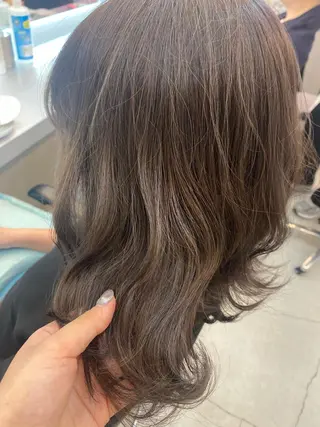 ミディアム カラー 岡野 静華のヘアスタイル