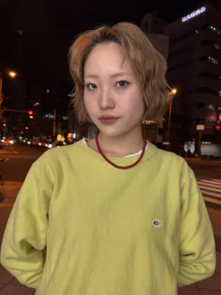 ショート カラー momo/ ハイトーン/ベージュのヘアスタイル