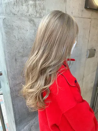 ロング カラー ミルクティーベージュ ブリーチ 店長 清水のヘアスタイル