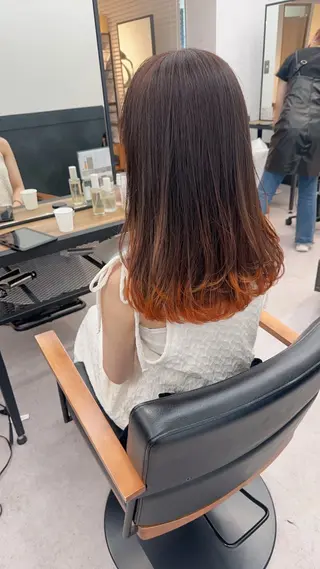 セミロング カラー パーマ ヘアアレンジ メンズ キッズ ネイル マツエク・マツパ アイブロウ レイヤーカット／顔周 りカット/縮毛矯正のヘアスタイル