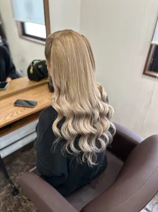 ロング TOMOMI /フロレゾンのヘアスタイル