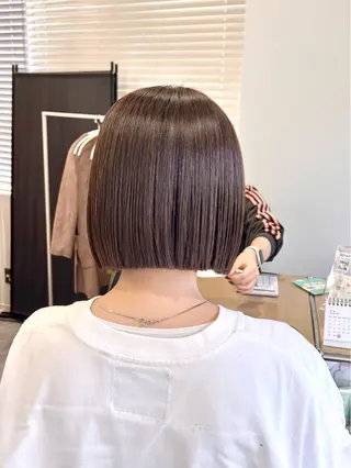 ショート カラー ぱつっとボブ/ 小野あかねのヘアスタイル