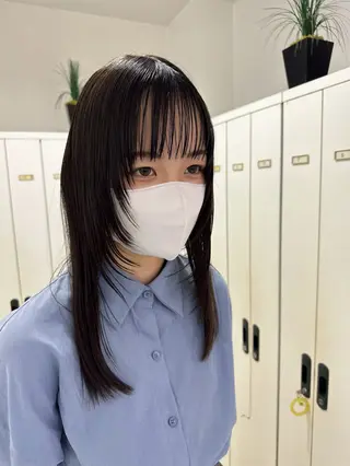 セミロング レイヤー 艶々カラーのヘアスタイル