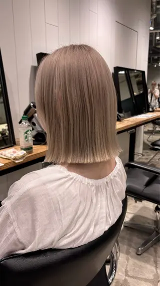 ミディアム ブリーチ/ハイトーン /大人バレイヤージュのヘアスタイル