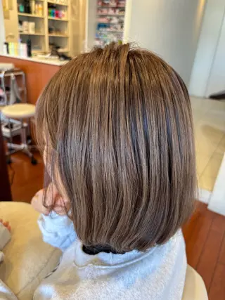 ミディアム カラー 榧木 萌香のヘアスタイル