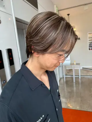 ショート メンズ 白髪ぼかしハイライト めさきすずなのヘアスタイル
