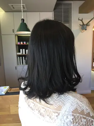 ミディアム カラー ツキダテ ユイのヘアスタイル