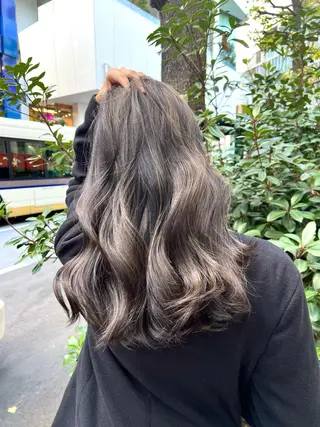 ミディアム カラー ヘアアレンジ 🌟小顔レイヤー× 赤み消し透明感カラーのヘアスタイル