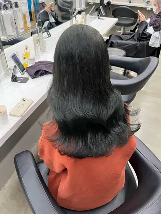 ロング 寒色/ベージュヘア ブリーチありMiOのヘアスタイル