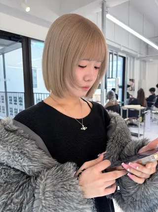 ショート カラー TATSUブリーチ/ ミルクティーベージュのヘアスタイル