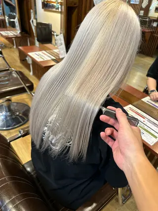 ロング 🌈8月末までシャ イン輝きハイトーン✨のヘアスタイル