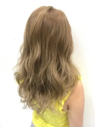 セミロング ブリーチカラー☆ 再生トリートメントのヘアスタイル