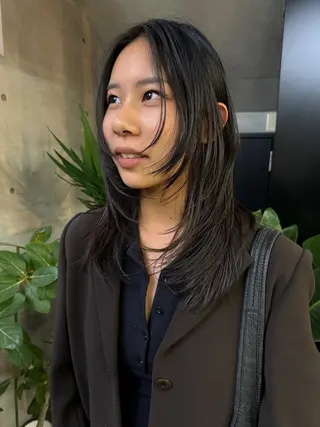セミロング レイヤーカット\ウル フ　chinatsuのヘアスタイル