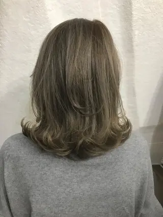 ミディアム カラー ヘアアレンジ 白髪ぼかしハイライト バレイヤージュヤマトのヘアスタイル