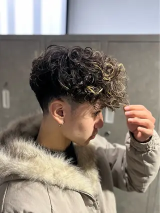 ショート カラー パーマ メンズ 【シャドウパーマ センターパート】義心のヘアスタイル