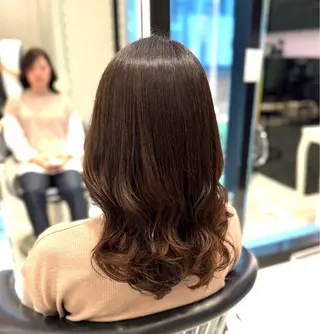 セミロング パーマ コテ巻きパーマ💙 シノヤユイのヘアスタイル