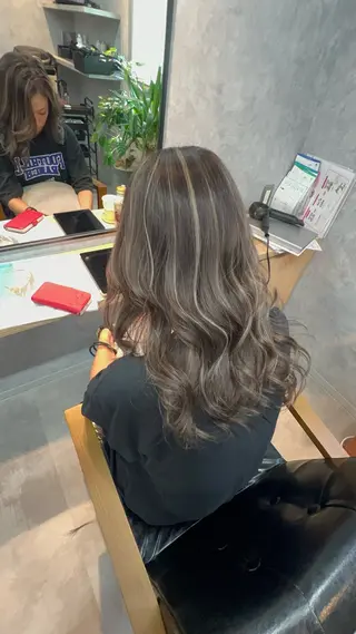 ロング motoトップカラー リスト/ブリーチカラのヘアスタイル