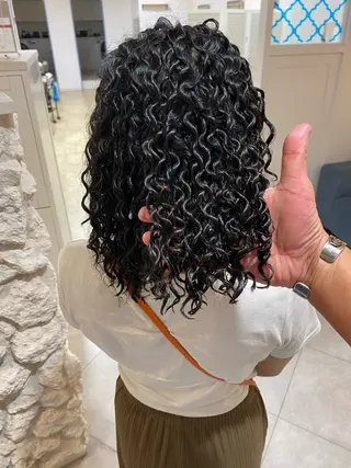 セミロング パーマ 饒平名 知也のヘアスタイル