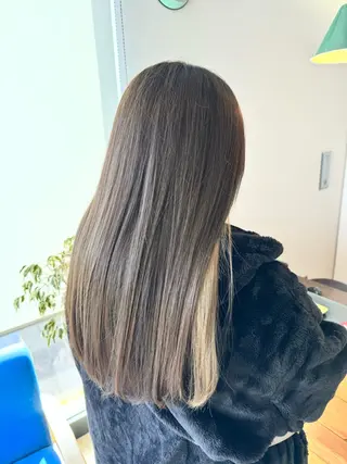 ロング カラー ツキダテ ユイのヘアスタイル