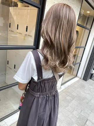セミロング カラー ハイライトが 得意なニキです😊のヘアスタイル