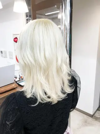ミディアム 艶髪/ハイトーン Sherryのヘアスタイル