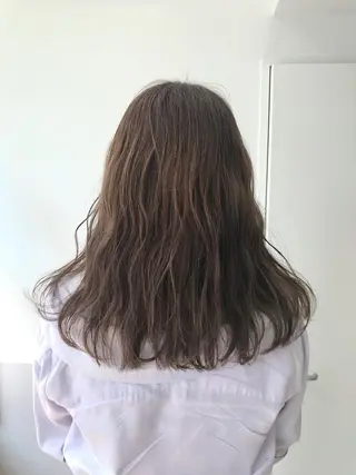 ミディアム オカダ ノゾミのヘアスタイル