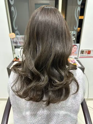 ロング レイヤー 艶々カラーのヘアスタイル