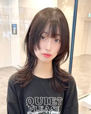 ミディアム 大阪ウルフカット 🐺デザインカラーのヘアスタイル