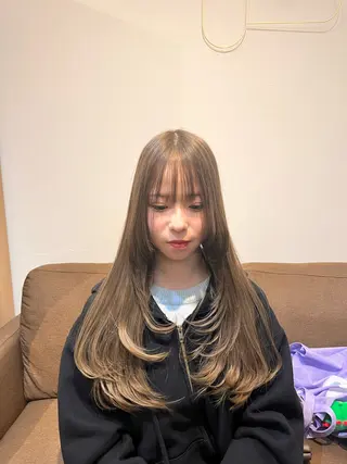 ロング カラー 臺 佳連のヘアスタイル