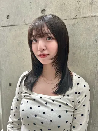 ミディアム カラー 圧倒的 毛流れ センターパートのヘアスタイル