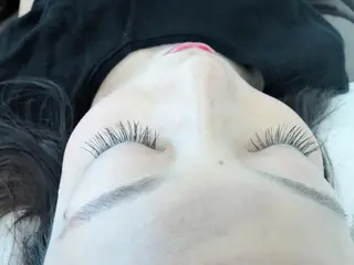 マツエク・マツパ レイヤーカット✖️ 柔らかベージュカラーのヘアスタイル