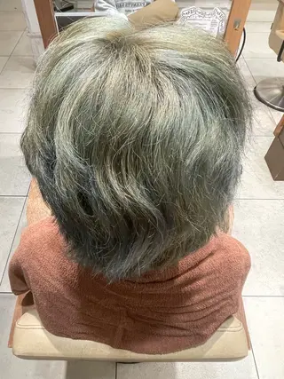 カラー メンズ 足立 初葉のヘアスタイル