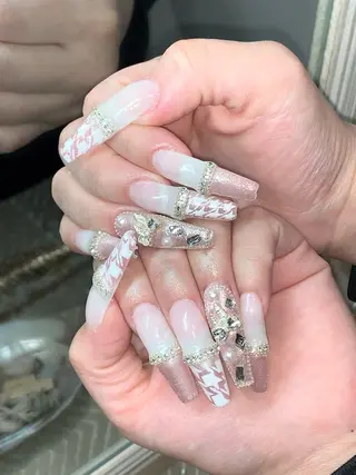 ネイル さゆり￤推しキャラ ￤ロングネイル🩷のネイルデザイン