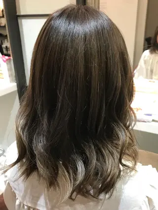 ミディアム カラー Avery SHINのヘアスタイル