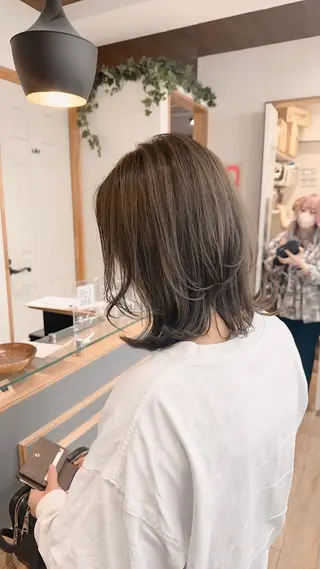 ミディアム カラー パーマ ヘアアレンジ メンズ キッズ ネイル マツエク・マツパ アイブロウ レイヤーカット／顔周 りカット/縮毛矯正のヘアスタイル