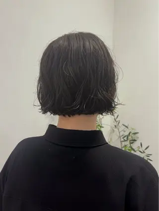 ショート カラー anna/ラフパーマ /くすみベージュのヘアスタイル