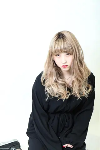 ロング カラー TAI透明カラー 柔らかい縮毛矯正のヘアスタイル
