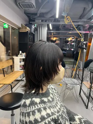 ミディアム ハッシュ・ウルフ🐺 小顔レイヤー松山直史のヘアスタイル