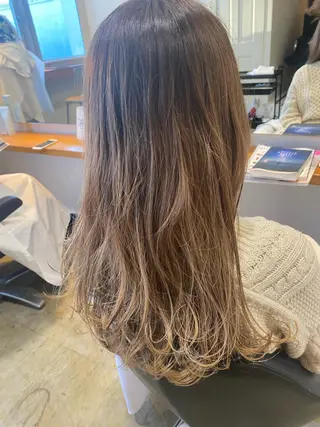 ロング カラー MIOベージュカラー 柔らかいカラーのヘアスタイル