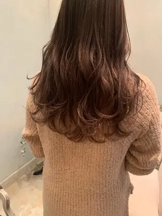 ロング カラー SAKINO． ベージュカラーのヘアスタイル