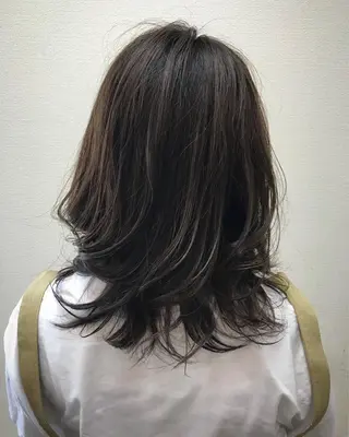 セミロング カラー 吉森 満俊のヘアスタイル
