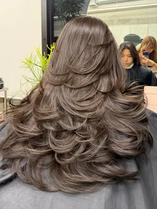 ロング Miho/海外レイヤ ー/縮毛矯正のヘアスタイル