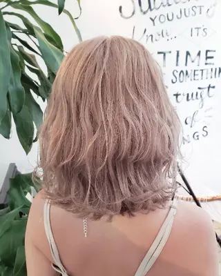 ミディアム カラー Luana 矢場町のヘアスタイル