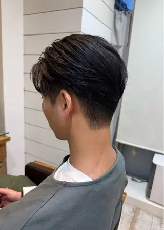 メンズ HIDERO/渋谷/ センターパートのヘアスタイル