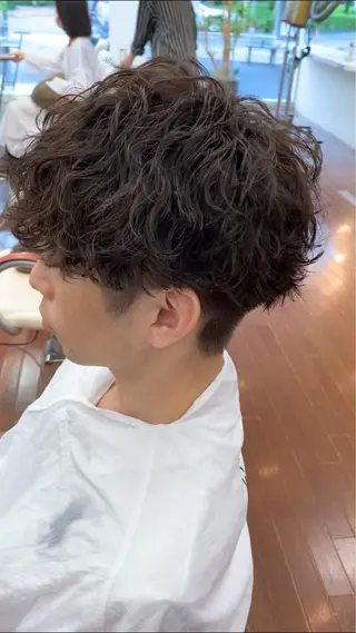 ショート パーマ メンズ 波巻きスパイラル 河原崎　基のヘアスタイル